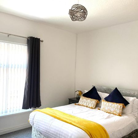 Cosy Cheerful 2 Bedrooms Near Piccadilly, Etihad Stadium Sleeps Up To 5 Манчестър Екстериор снимка