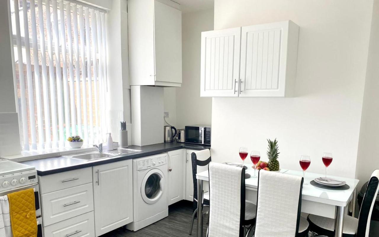 Cosy Cheerful 2 Bedrooms Near Piccadilly, Etihad Stadium Sleeps Up To 5 Манчестър Екстериор снимка