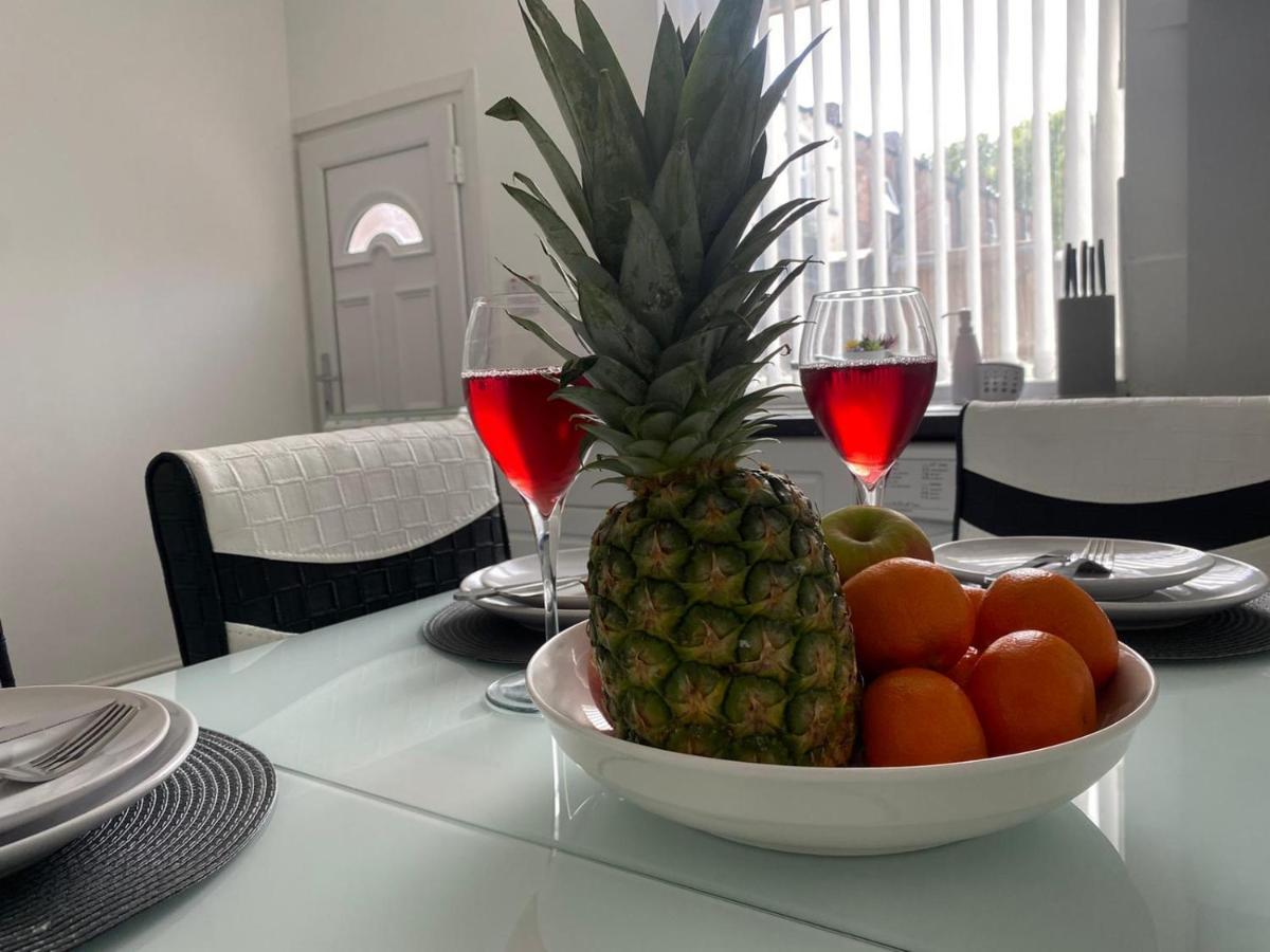 Cosy Cheerful 2 Bedrooms Near Piccadilly, Etihad Stadium Sleeps Up To 5 Манчестър Екстериор снимка